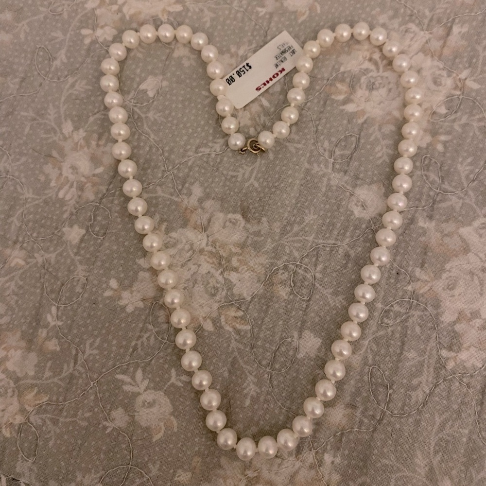 • 10kt Freshwater Pearl Necklace •